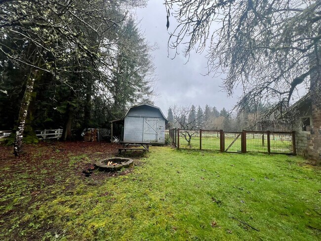 Building Photo - Private Westside 3 BD+Den