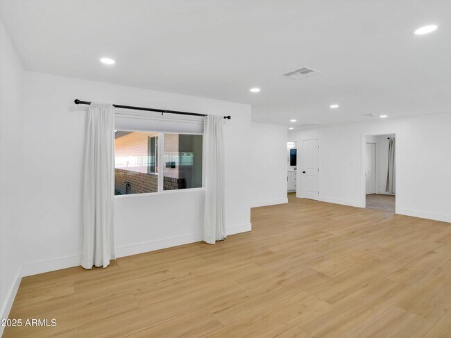Building Photo - 3118 S Evergreen Rd