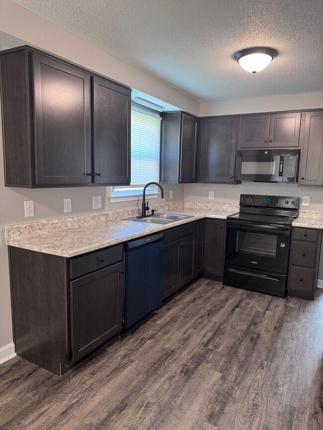 Building Photo - 130 Shady Maple Dr
