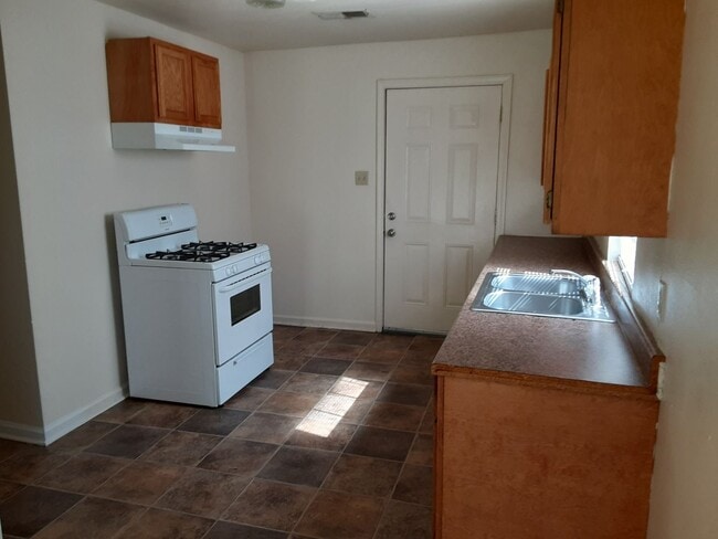 Building Photo - 144 Pike Ave