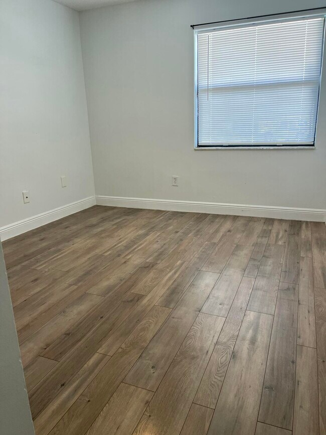 Building Photo - 1296 White Pine Dr