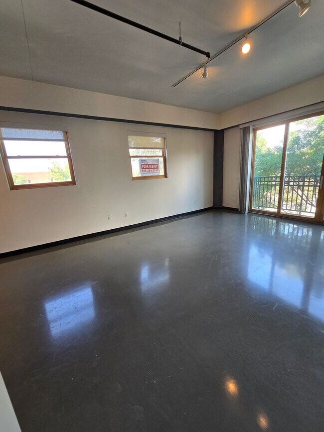 Building Photo - Beautiful 2BR , 2BA 2nd floor loft in East...