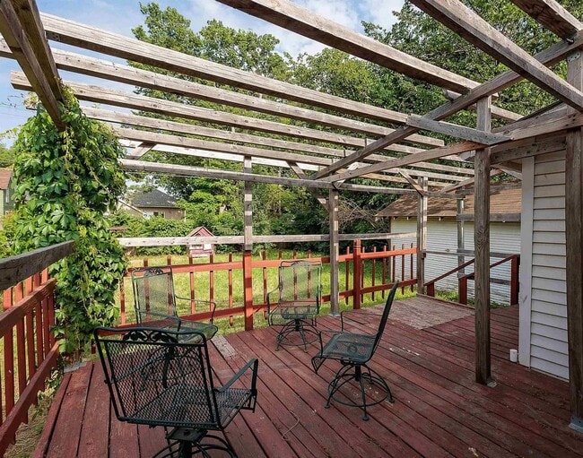 Building Photo - $895 - 2 bedroom / 1 bathroom - Single Fam...