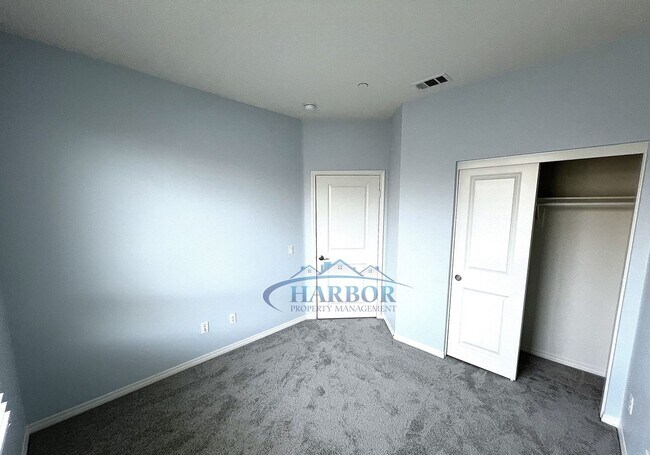 Building Photo - Elegant 3-Story, 4-Bedroom, 3-Bath Condo