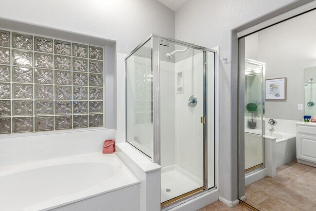 Building Photo - 214 N 165th Dr