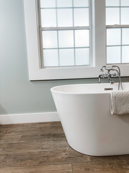 Soaker tub in master bath - 303 Woodland Shores Rd