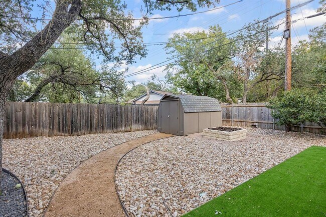 Building Photo - 7103 Mesa Dr