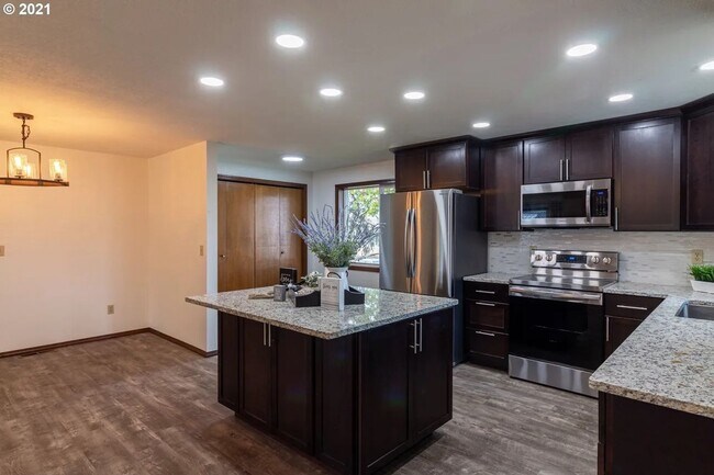 Building Photo - Beautiful Hermiston Home offers a perfect balance of comfort and convenience