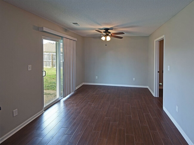 Building Photo - 3 bedroom 2.5 bath over 2,200 sq feet near Hacks Cross and Shelby Dr