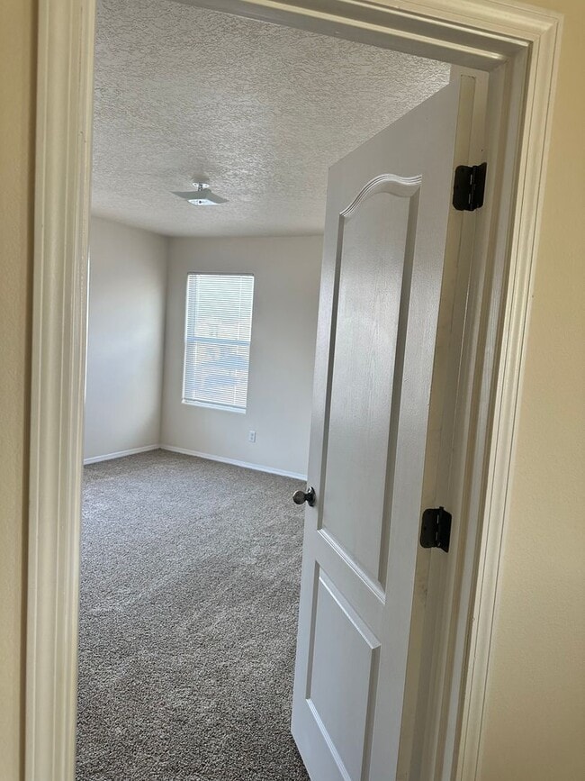 Building Photo - Beautiful Home in Gated Community w/pool
