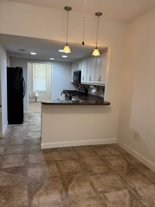 Building Photo - 3 bdrm 2.5 bath in downtown area