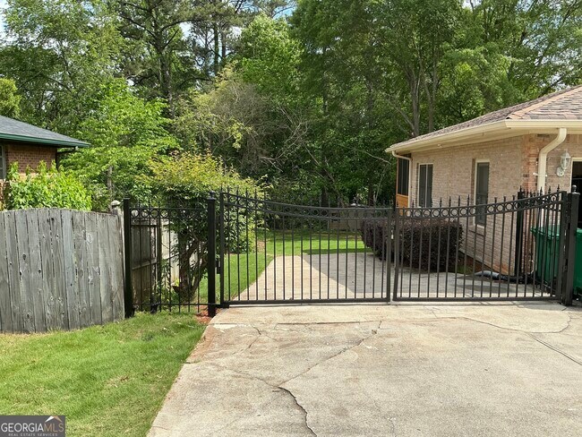 Building Photo - 3988 Rainbow Dr