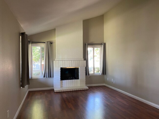 Building Photo - Highly Desirable 2 Bedroom, 1.5 Bath in Ti...