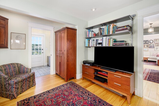 Building Photo - 68 Sachuest Way