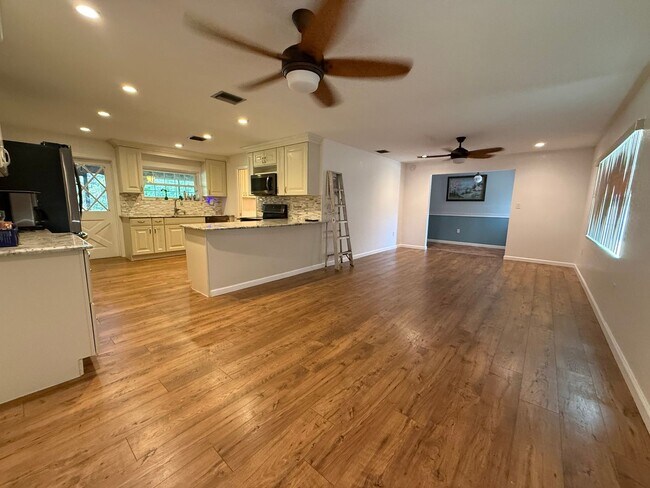 Building Photo - 5 Acre Home!!!!