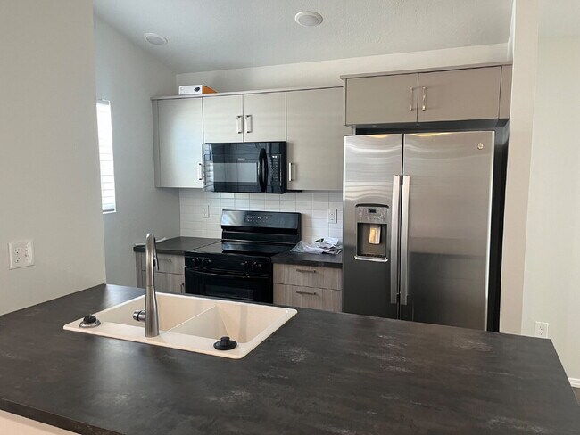 Building Photo - "Charming 3-Bed, 2-Bath Gem in Nampa