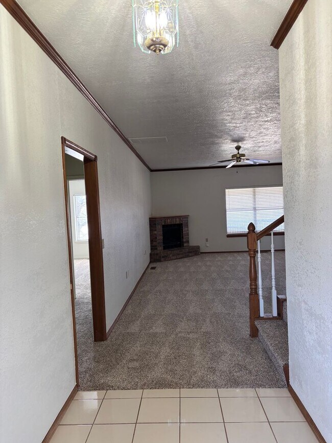 Building Photo - 3br 2.5ba on Surrey Hills Golf Course!!