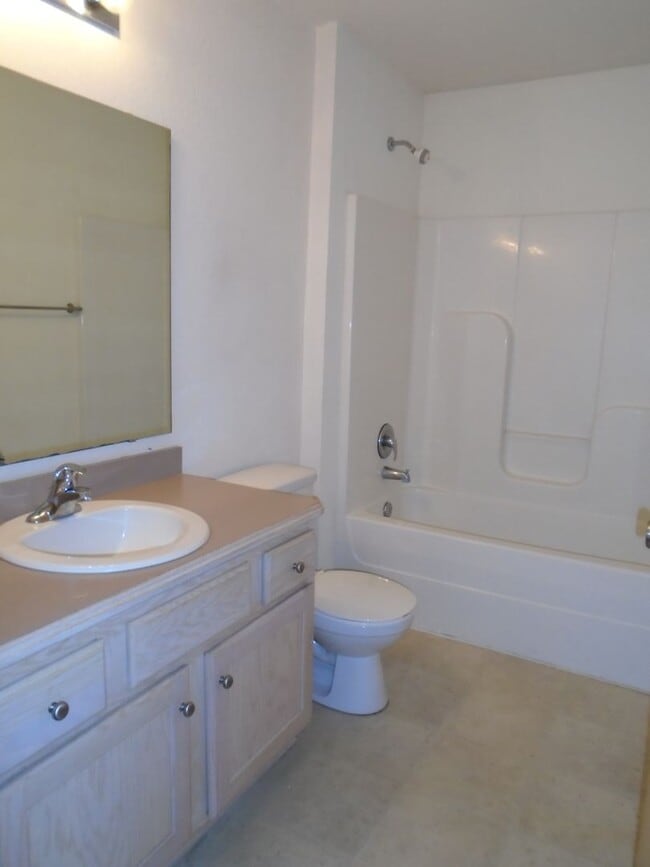 Building Photo - Roomy Main Floor Apartment!