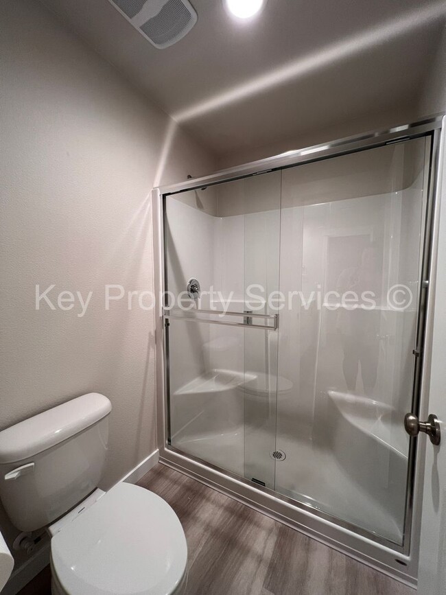 Building Photo - Newer Townhome in North Vancouver/Ridgefield