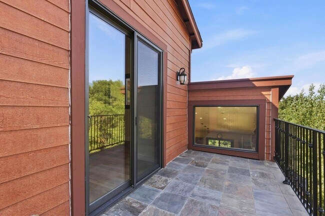 Building Photo - 3911 Pepper Tree Ct