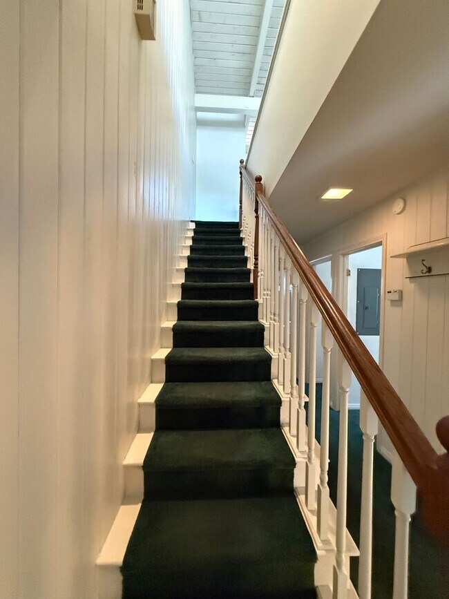 Building Photo - 3 Bed, 2 Bath Townhome with Vaulted Ceilings & Private Balcony