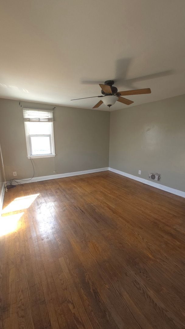 Building Photo - 3 bedroom, 1.5 bath end unit townhome