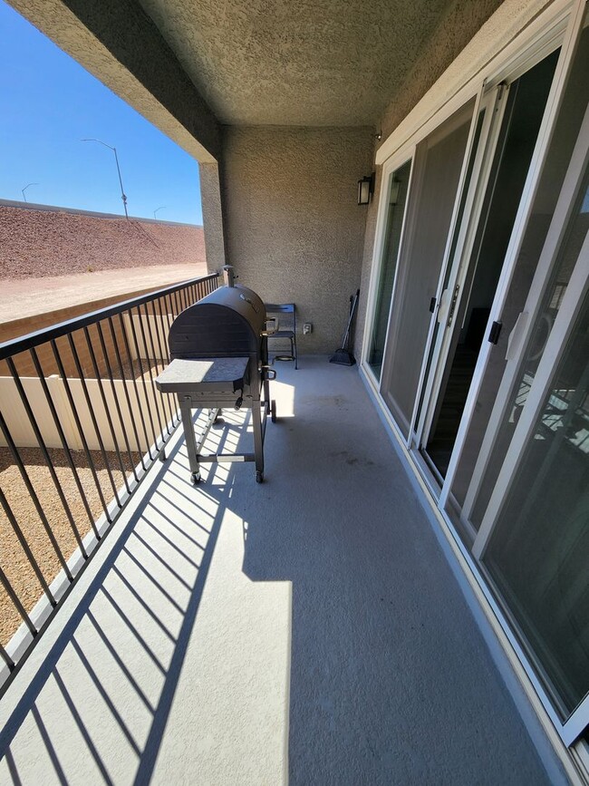 Building Photo - Modern Comfort Meets Vegas Vibes! – Utilit...