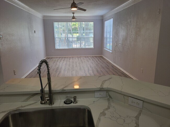 Building Photo - Renovated Ground Floor 2 Bed 2 Bath Condo....