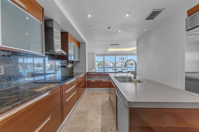 Building Photo - 655 N Mashta Dr