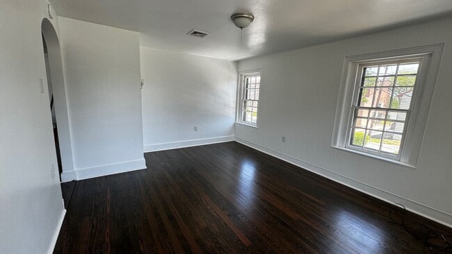 Building Photo - 2 Bedroom 1 Bathroom in Lebanon with Large...