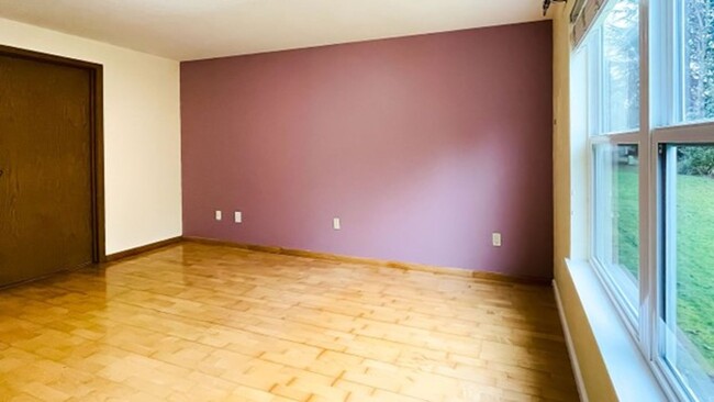 Building Photo - Light & bright Corner Condo in prime Kirkl...