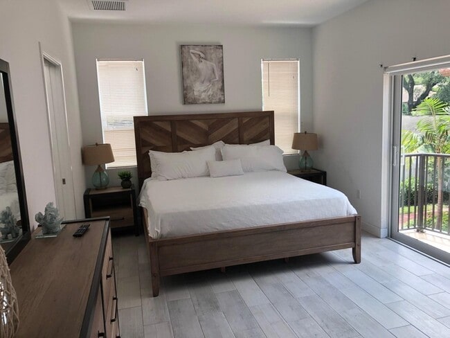 Building Photo - 2362 SW 18th Ave