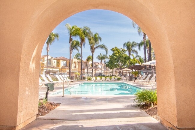 Building Photo - Beautiful 2 Bedroom / 2 Bath Condo in Desi...