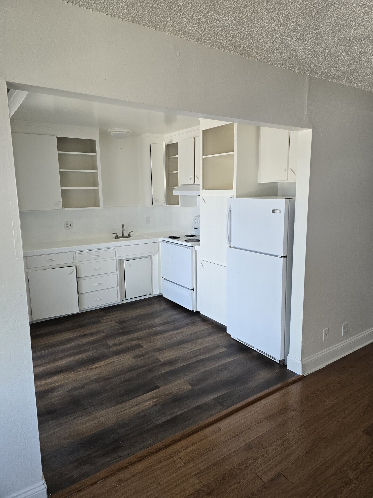 Building Photo - 947 Tamarack Ln