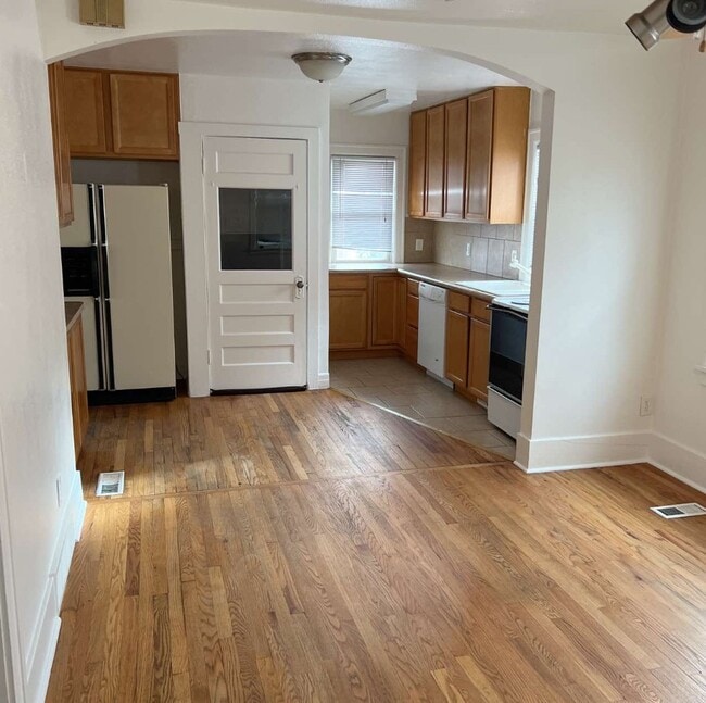 Primary Photo - 2114 S Washington St