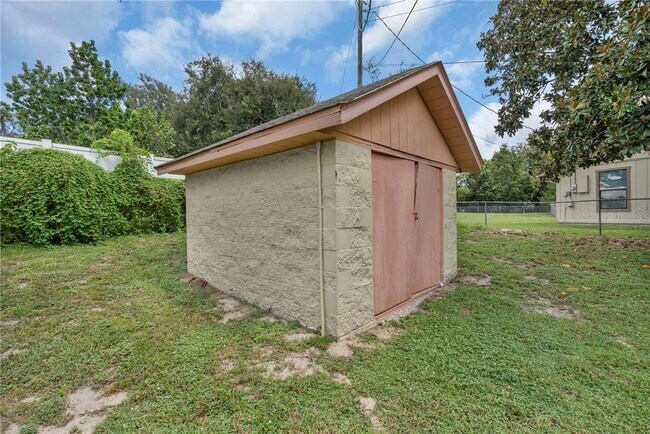 Building Photo - 10851 Log House Rd