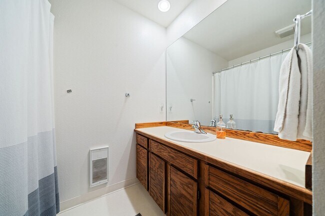 Building Photo - 2 bedroom Condo