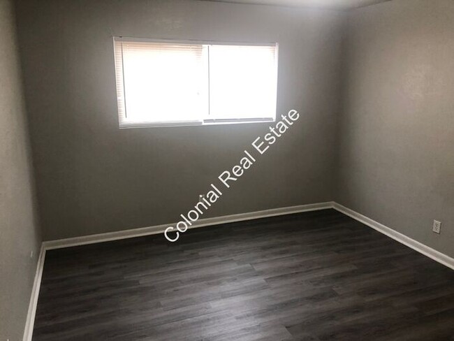 Building Photo - Updated and spacious 2 bedroom 1 bathroom ...