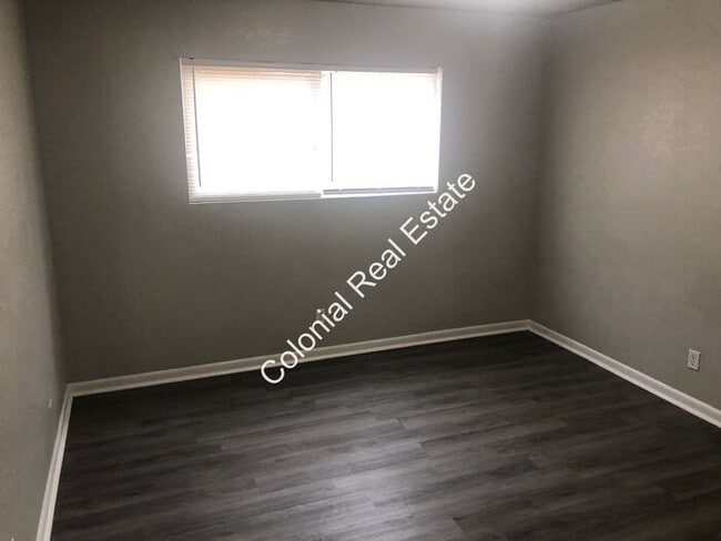 Building Photo - Updated and spacious 2 bedroom 1 bathroom apartment for rent!