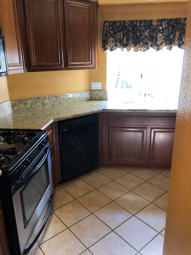 Building Photo - 2 Bed, 2.5 Bath Two-Story Condo with Garage