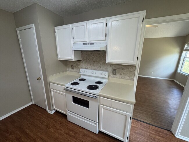 Building Photo - 2-Bed, 2-Bath, 1-Car Garage - Walking Dist...