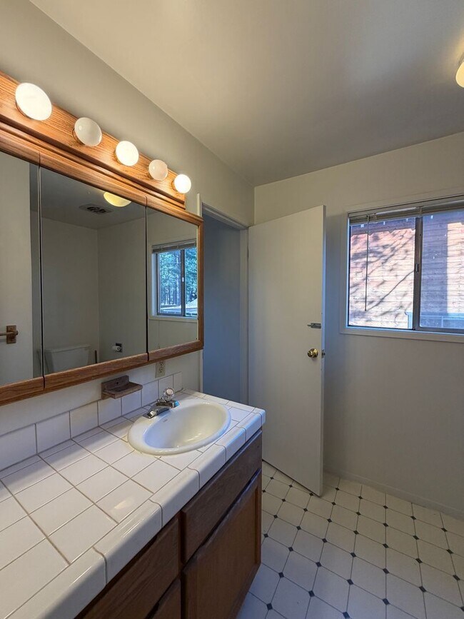 Building Photo - 916 Sunset Dr