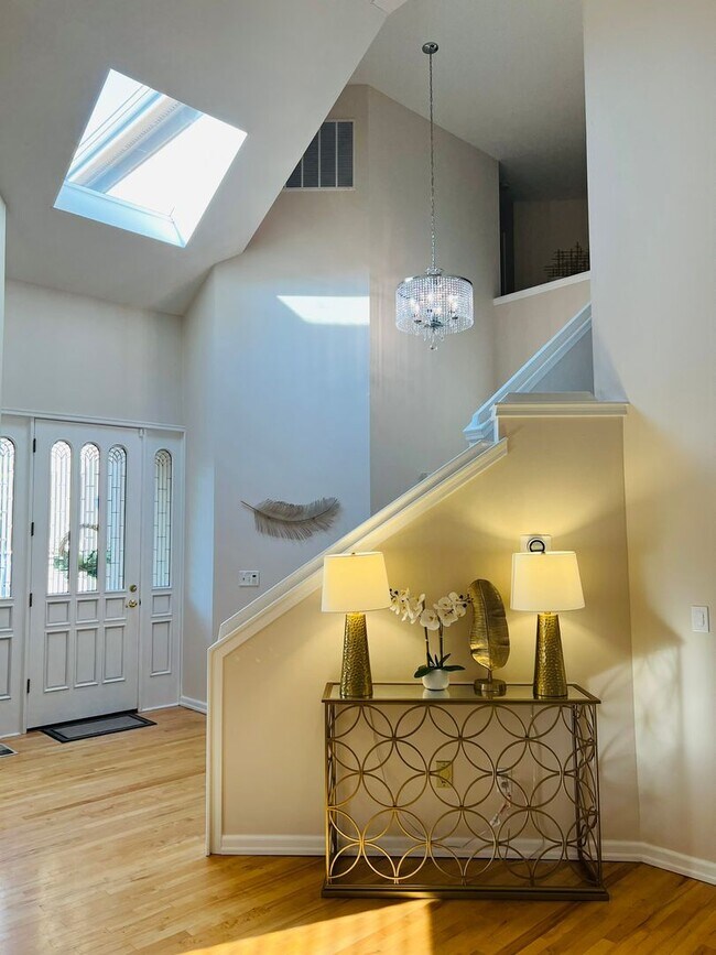 Building Photo - Beautiful and Spacious 3BD + Den