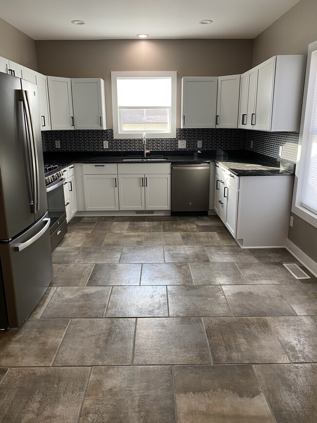 Building Photo - 329 N School Ave