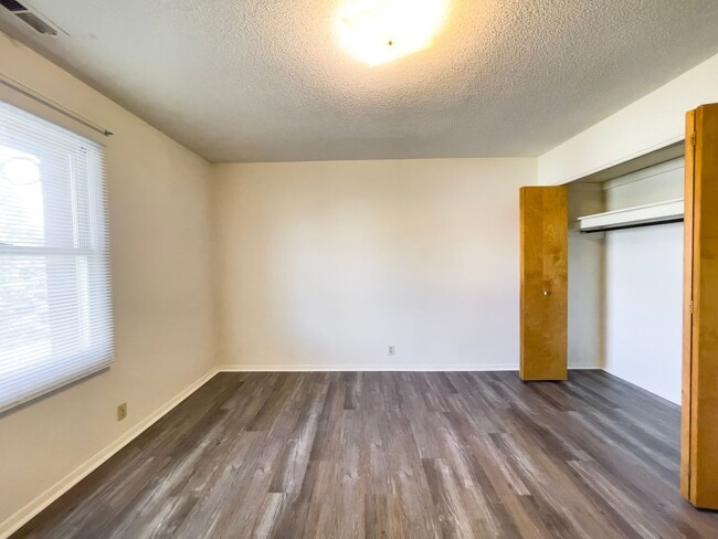 Building Photo - Spacious 2 Bedroom!