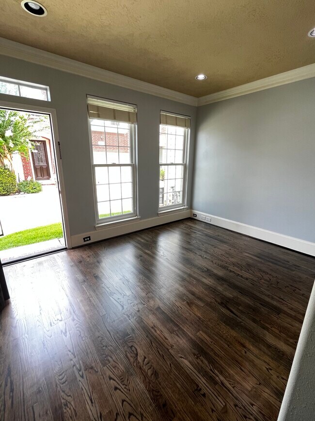 Building Photo - 1773 Aden Dr