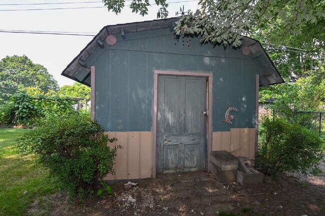 Building Photo - Charming 3-Bedroom Retreat with 2 Full Baths on South Meridian Street – 1516 Sq Ft of Comfort in ...