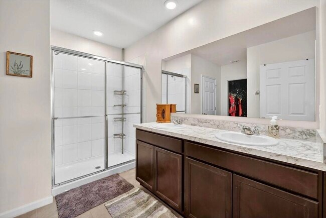 Building Photo - 543 SW Whitmore Dr