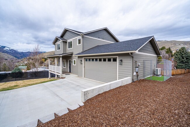 Building Photo - Newer Construction! 3 bed/2.5 bath, double garage, central heat/air, VIEWS!