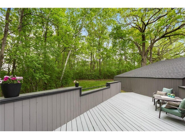 Building Photo - 2925 Minnehaha Curve